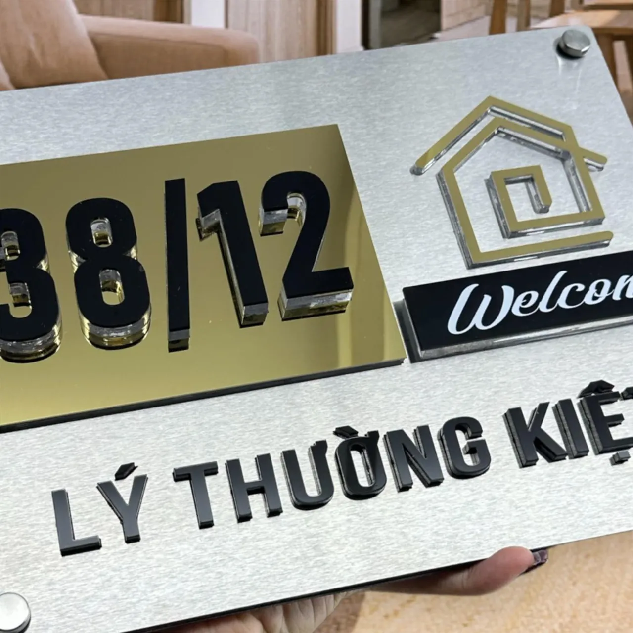 Họa tiết ngôi nhà inox vàng và chữ Welcome trên bảng số nhà 3D