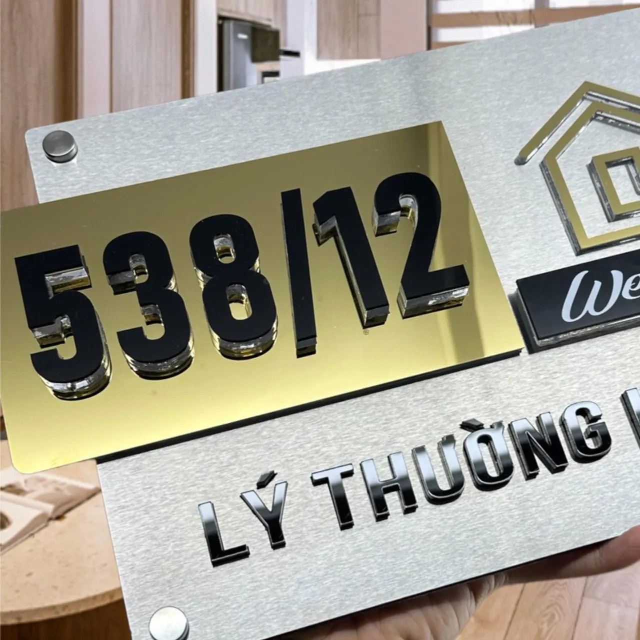 Chi tiết chữ nổi 3D inox 304 trên bảng số nhà vàng gương Bảng Hiệu Vàng