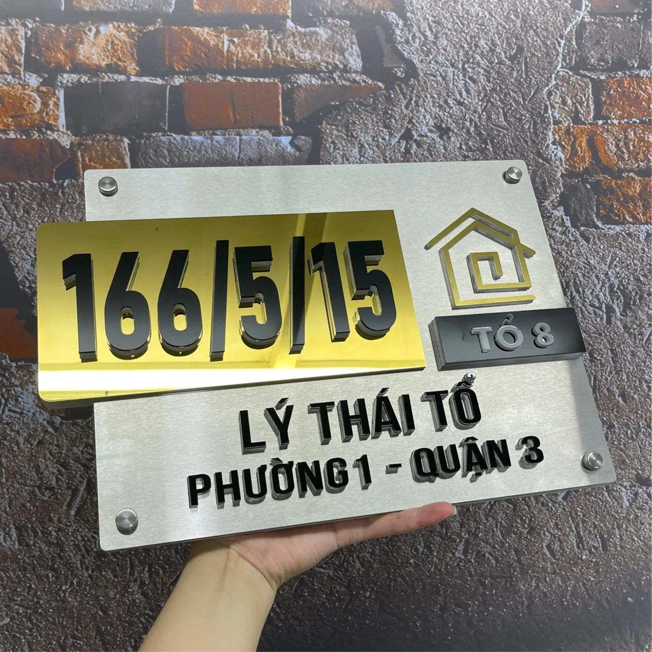 Bảng số nhà inox 3D chữ nổi cao cấp Bảng Hiệu Vàng gắn thực tế ngoài cổng
