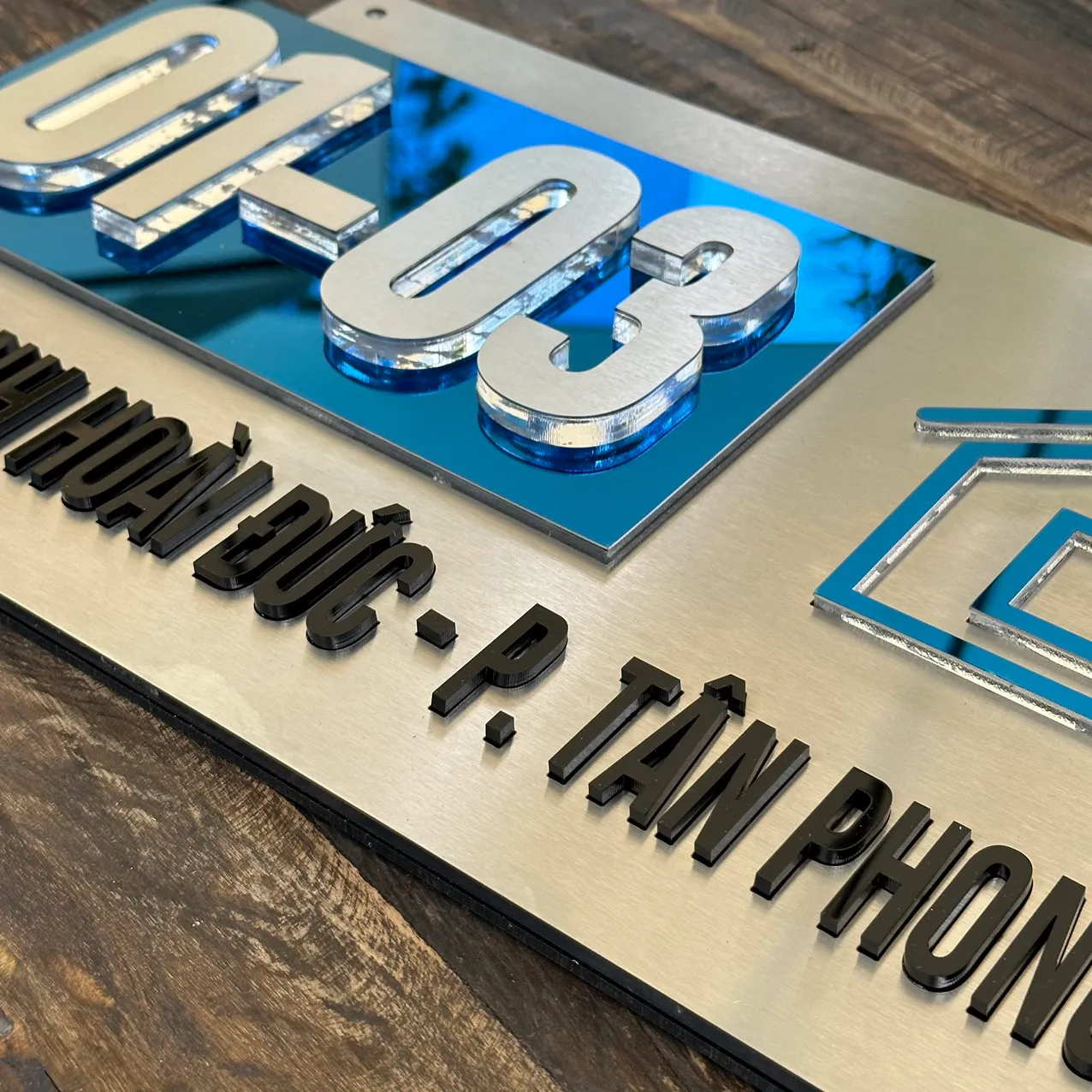 Chi tiết họa tiết ngôi nhà hai lớp inox bạc xanh gương – bảng số nhà Bảng Hiệu Vàng