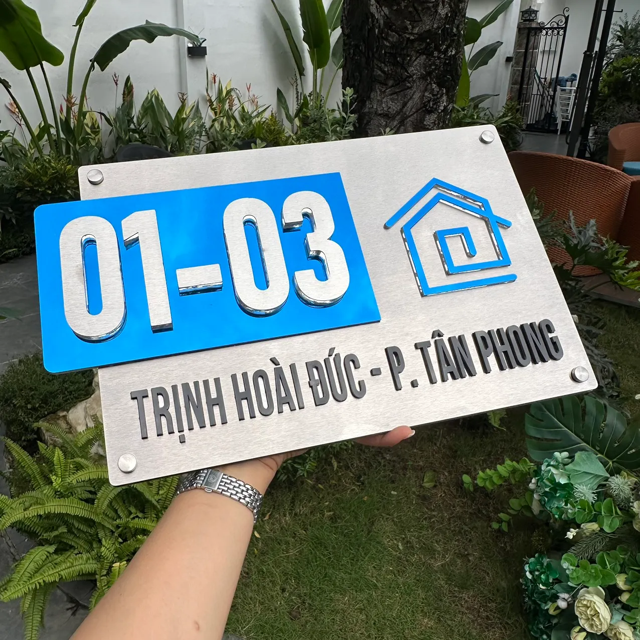 Bảng số nhà inox 3D chữ nổi nền xanh gương họa tiết ngôi nhà cao cấp