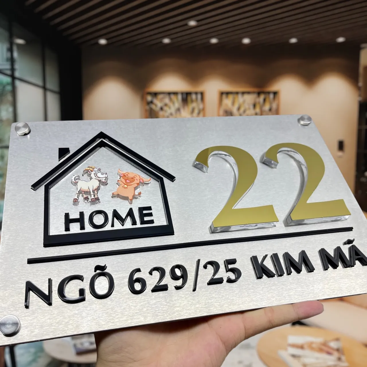 Chi tiết chữ số inox vàng gương nổi 3D trên bảng số nhà họa tiết hoạt hình HOME