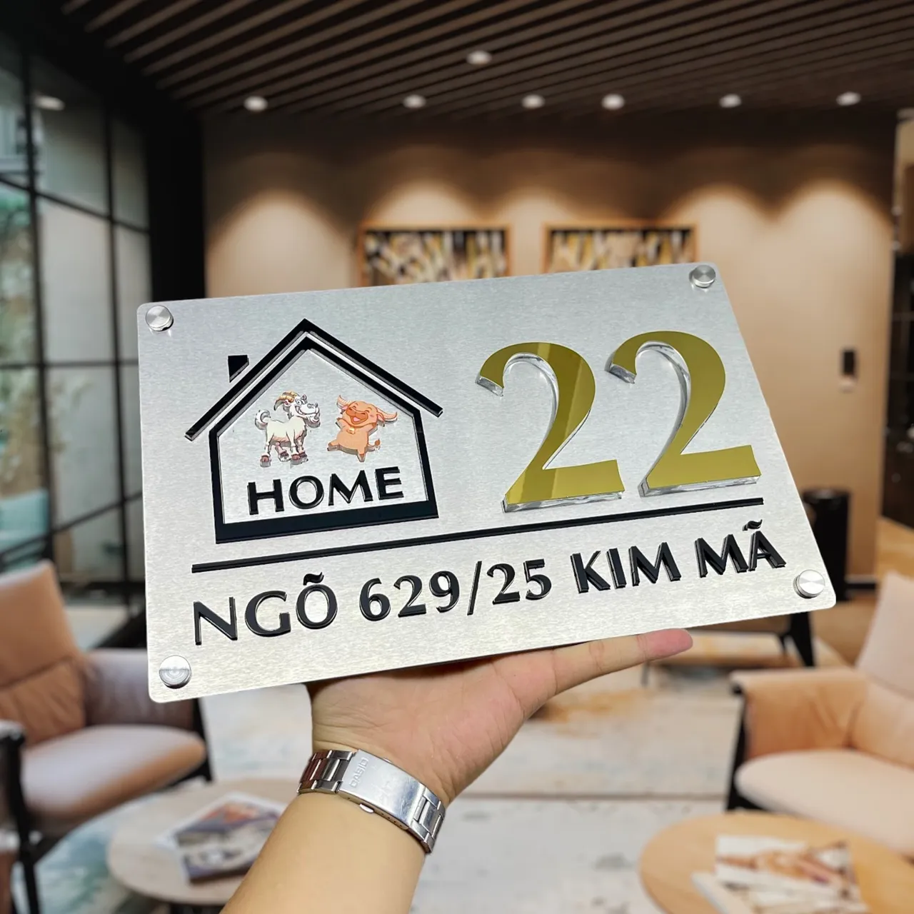 Toàn cảnh bảng số nhà inox 3D vàng gương hoạt hình HOME cầm tay trong nội thất hiện đại