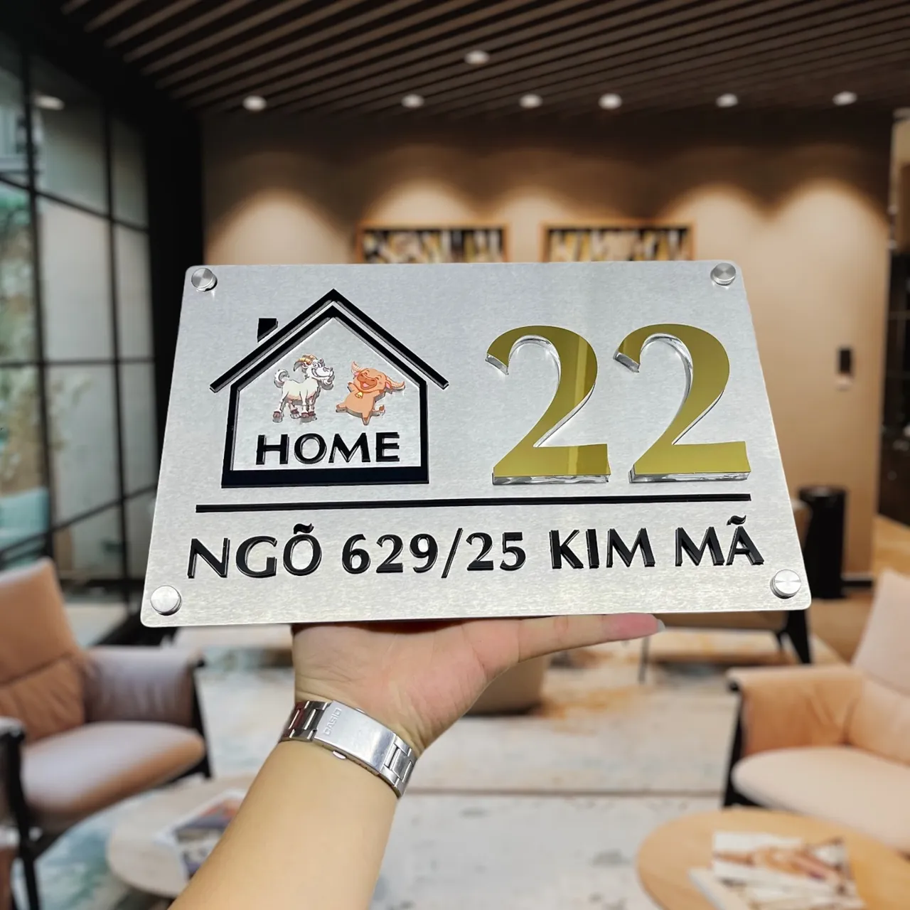 Bảng số nhà inox 3D vàng gương họa tiết hoạt hình HOME nhìn góc nghiêng rõ chiều sâu