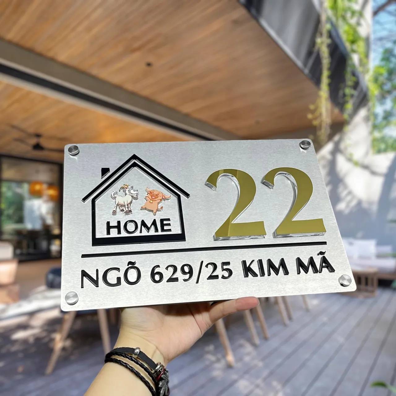 Bảng số nhà inox 3D chữ vàng gương họa tiết hoạt hình HOME trong không gian ngoài trời