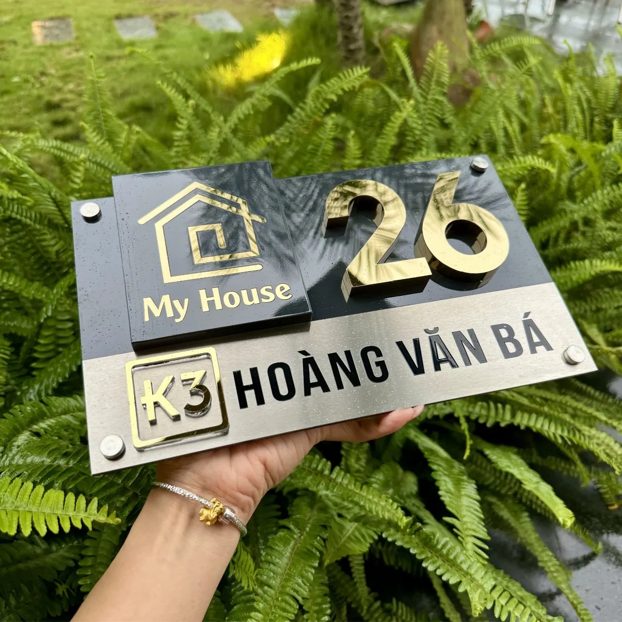 Bảng số nhà inox 3D vàng đen ba tầng nhìn góc nghiêng thấy rõ kết cấu chiều sâu