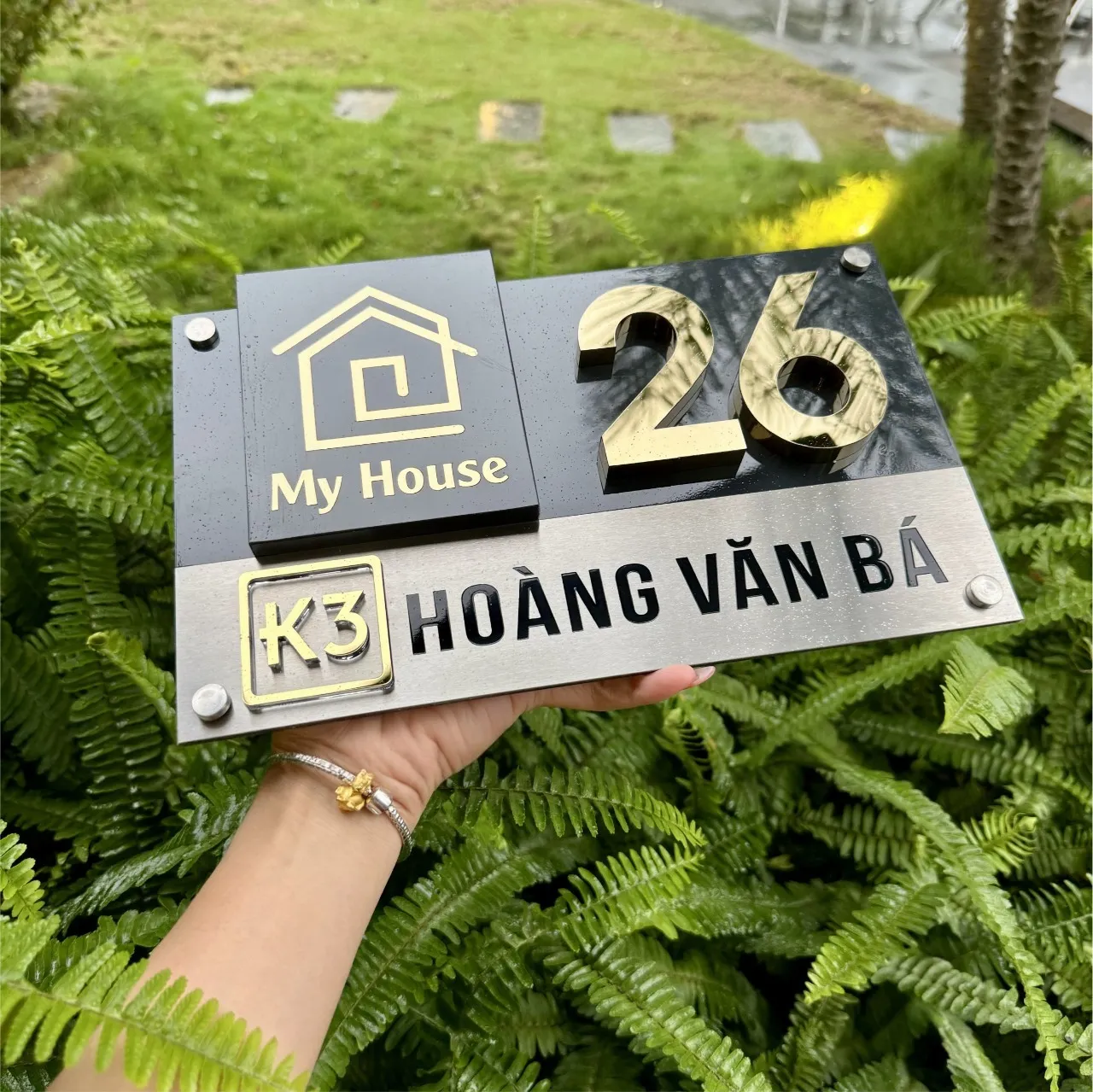 Bảng số nhà inox 3D vàng gương nền đen My House nhìn mặt trước thẳng rõ toàn bộ kết cấu