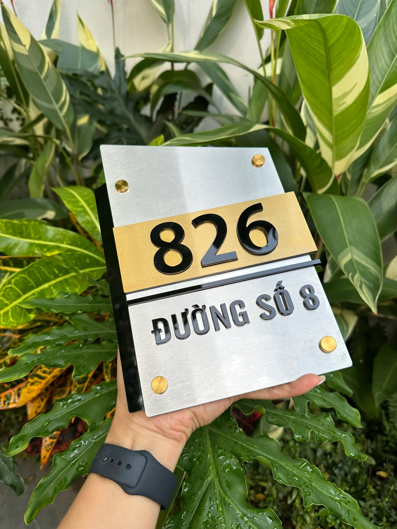 Bảng số nhà inox bạc vàng chữ đen nổi 3D – mặt trước toàn cảnh thấy rõ dải vàng ngang và chữ đen nổi