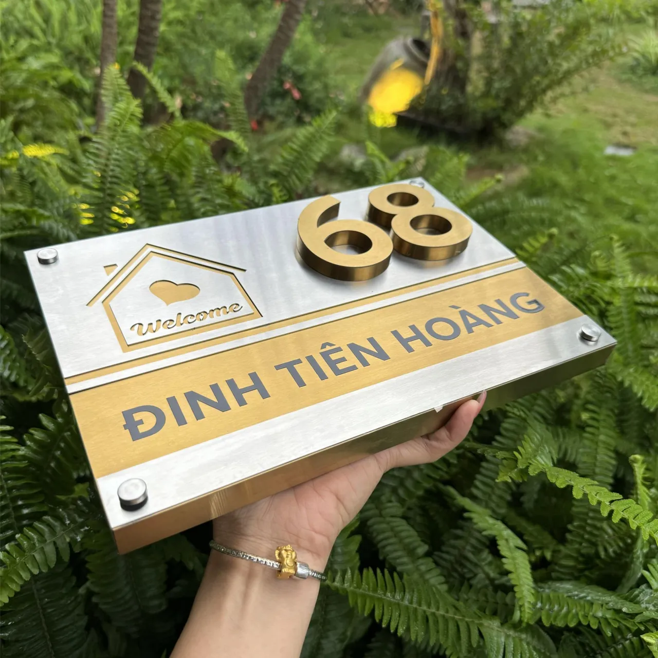 Bảng số nhà inox hiện đại chụp góc nghiêng thể hiện chữ nổi 3D cao 10mm và thân bảng dày 20mm chắc chắn
