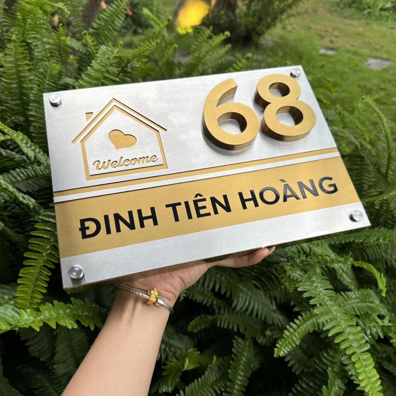 Hướng dẫn vệ sinh bảng số nhà inox bạc vàng chữ nổi – bề mặt inox xước dễ lau sạch bằng khăn ẩm