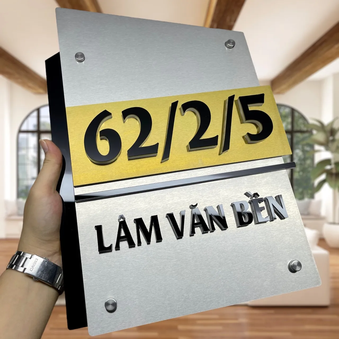 Bảng số nhà inox bạc vàng đèn LED vàng – mặt trước ban ngày tắt đèn thấy tổng thể 3 lớp và chữ đen nổi