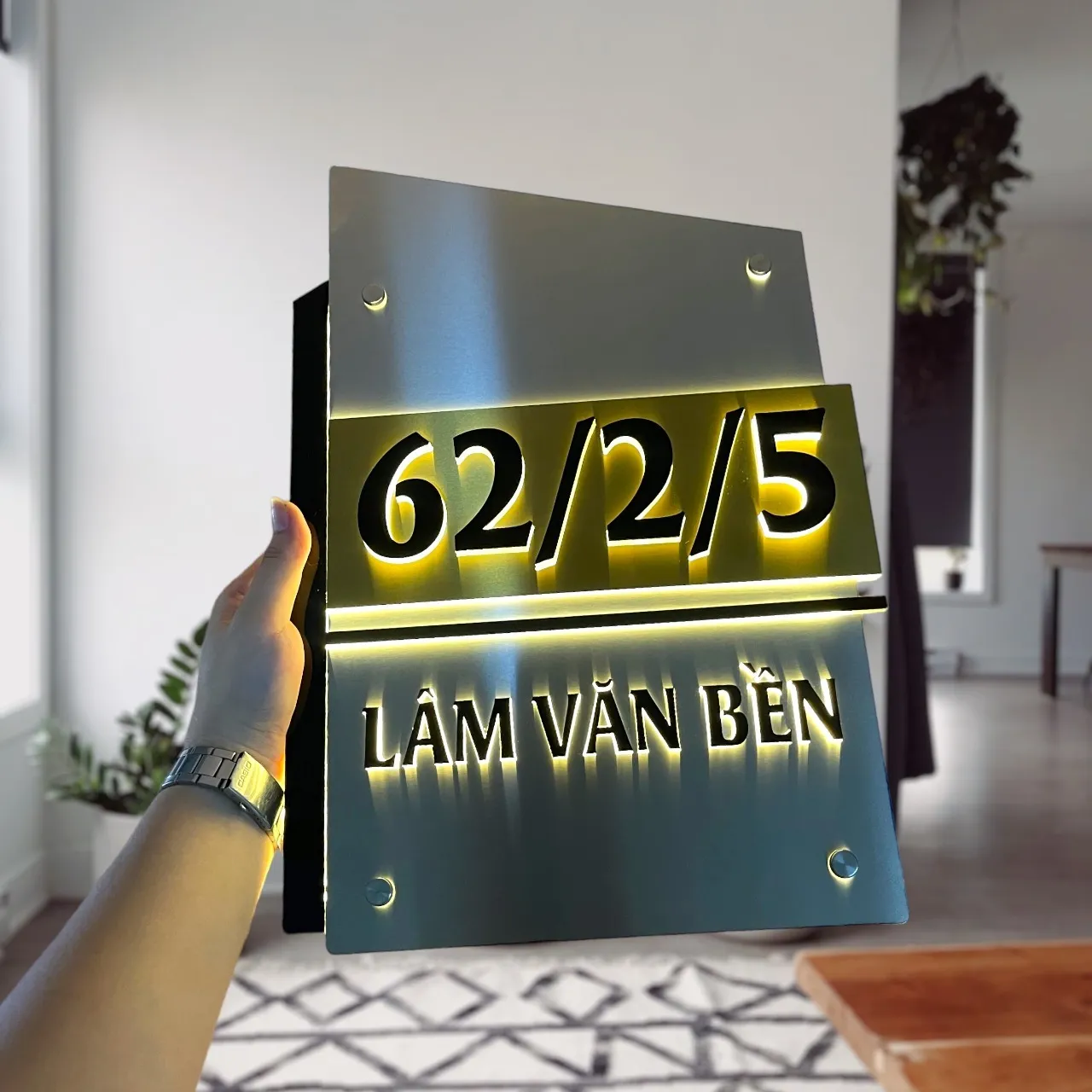 Bảng số nhà inox bạc vàng đèn LED vàng mặt trước khi bật đèn – dải vàng phát sáng và chữ hào quang vàng