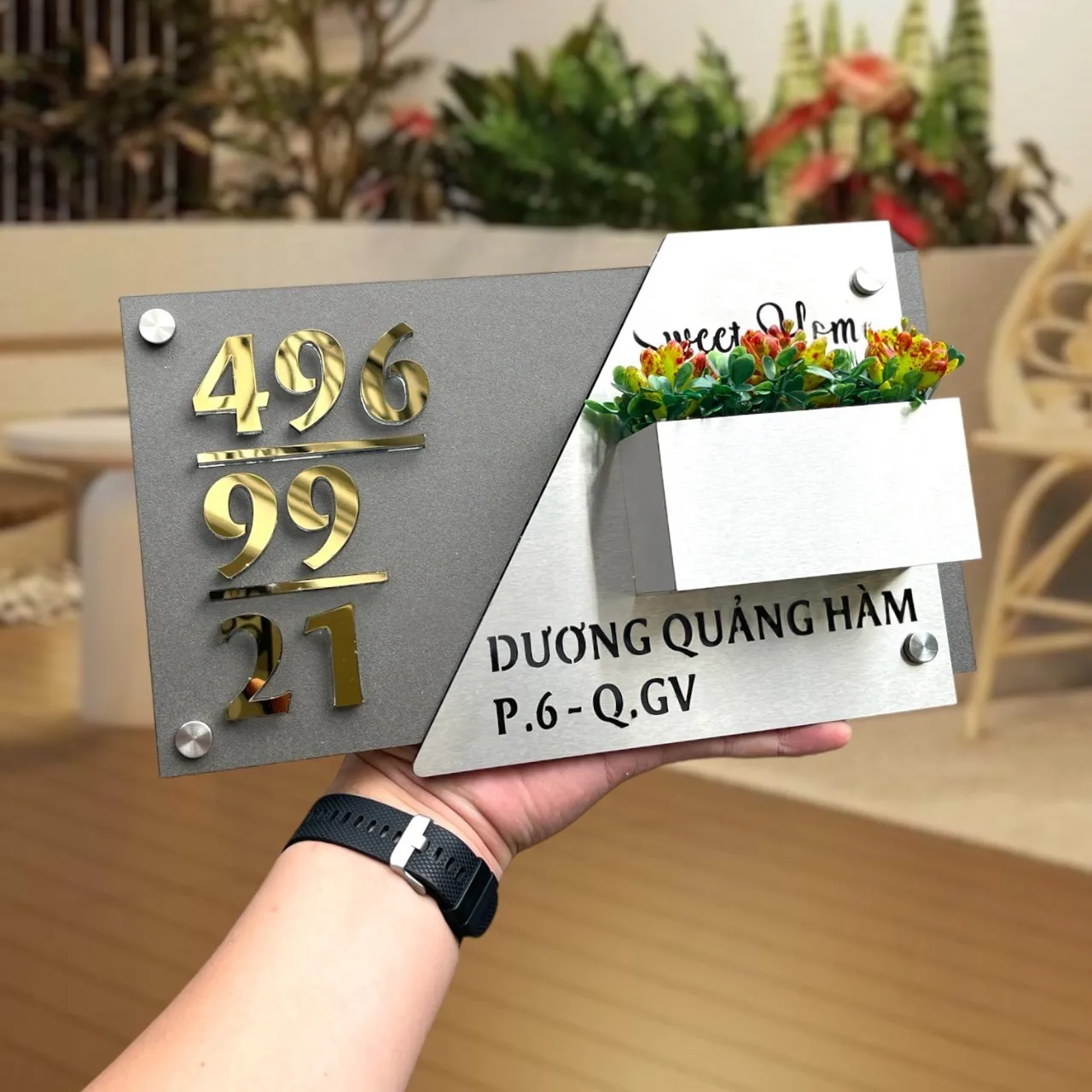 Bảng số nhà inox có chậu cây bộ đôi 2 tấm ghép – tấm xám chữ vàng và tấm bạc xước kèm hộp cây