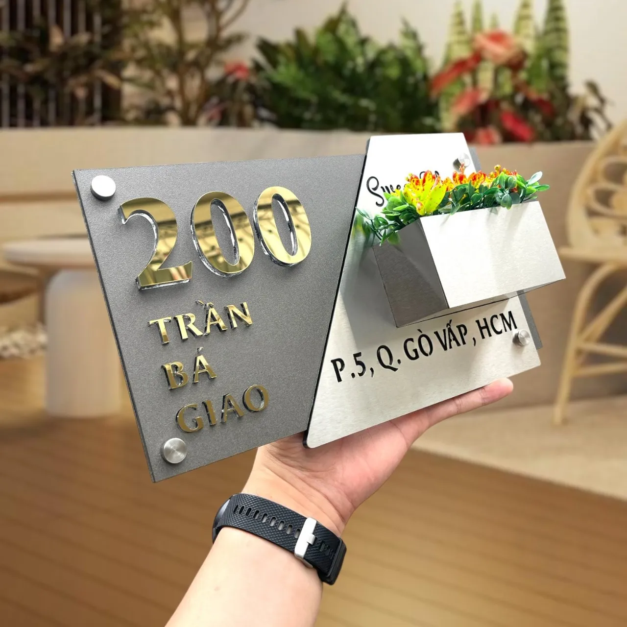 ảng số nhà inox có chậu cây nhìn từ góc nghiêng – thấy rõ 2 tấm ghép lệch tạo chiều sâu 3D