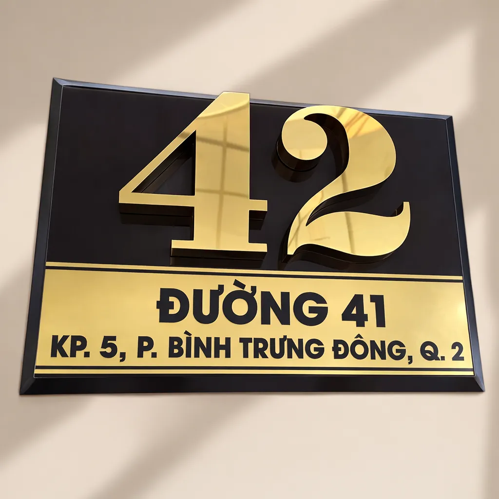 Bảng số nhà nền đen bóng chữ vàng gương nổi 3D – mặt trước sản phẩm hoàn chỉnh