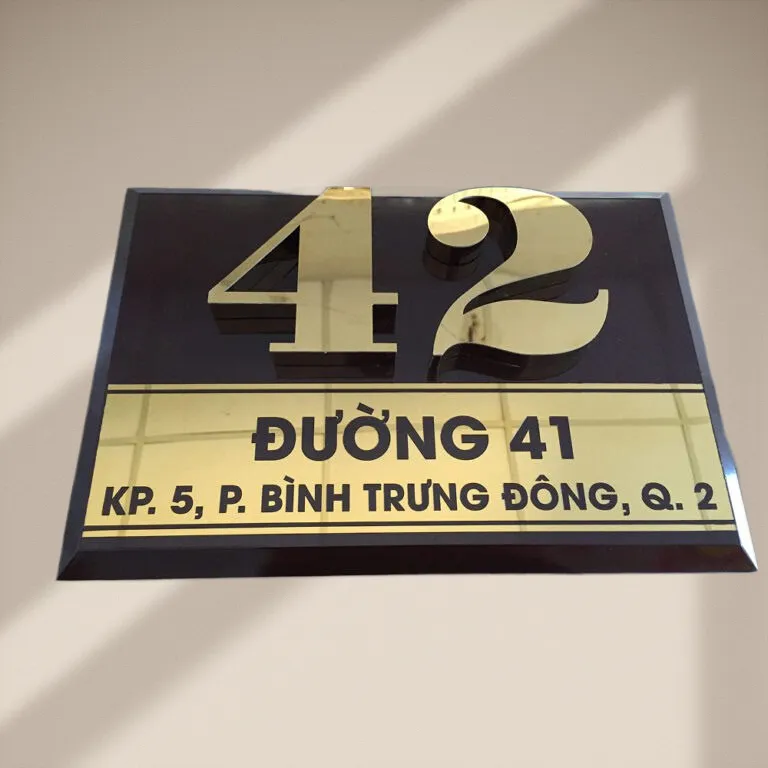 Bảng số nhà nền đen chữ vàng nổi 3D – hình ảnh tổng thể thấy toàn bộ sản phẩm từ góc xa