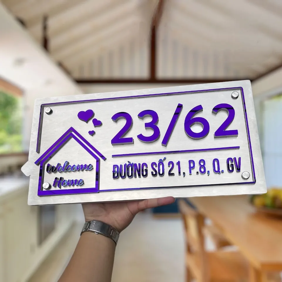 Bảng số nhà inox đèn LED Welcome Home lắp đặt thực tế tại biệt thự – ánh đèn LED vàng ấm nổi bật trên nền tường