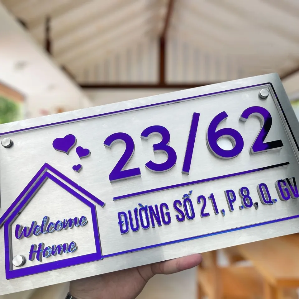 Cận cảnh chữ số nổi 3D inox 304 sơn tĩnh điện tím đèn LED backlight trên bảng số nhà inox xước trắng