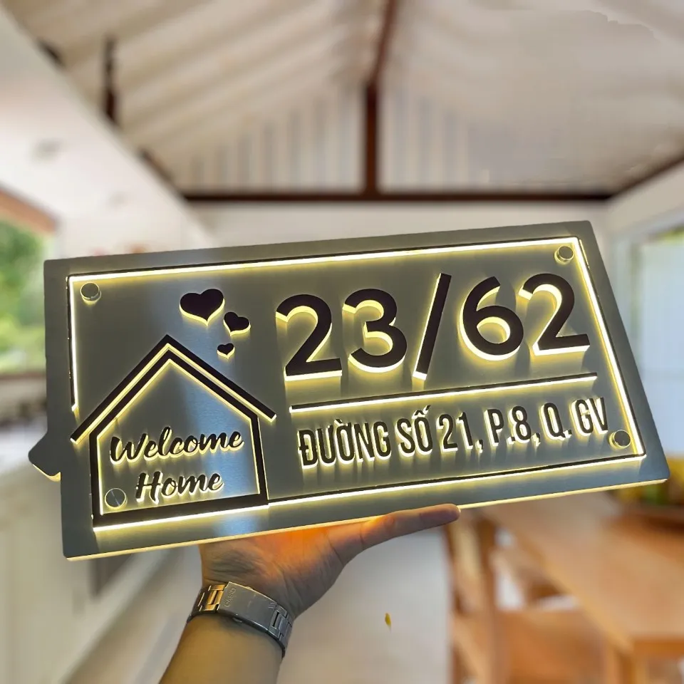 Bảng số nhà inox đèn LED phát sáng ban đêm – ánh sáng vàng ấm backlight hắt hào quang xung quanh số nhà và icon Welcome Home