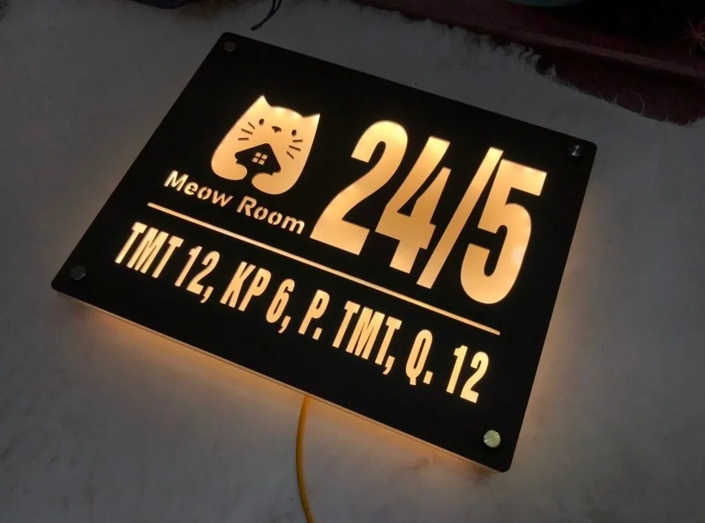 Bảng số nhà inox 3D LED vàng ấm backlit góc nghiêng thấy hào quang viền chữ