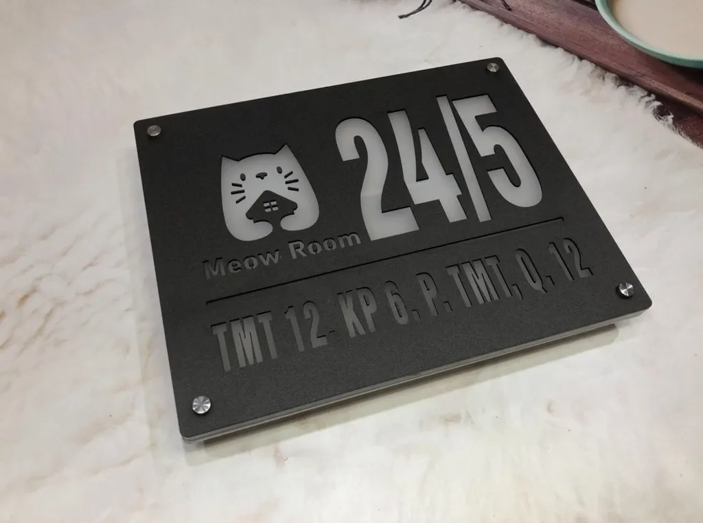 Bảng số nhà inox đen mờ cắt CNC xuyên thấu họa tiết mèo nhìn mặt trước ban ngày