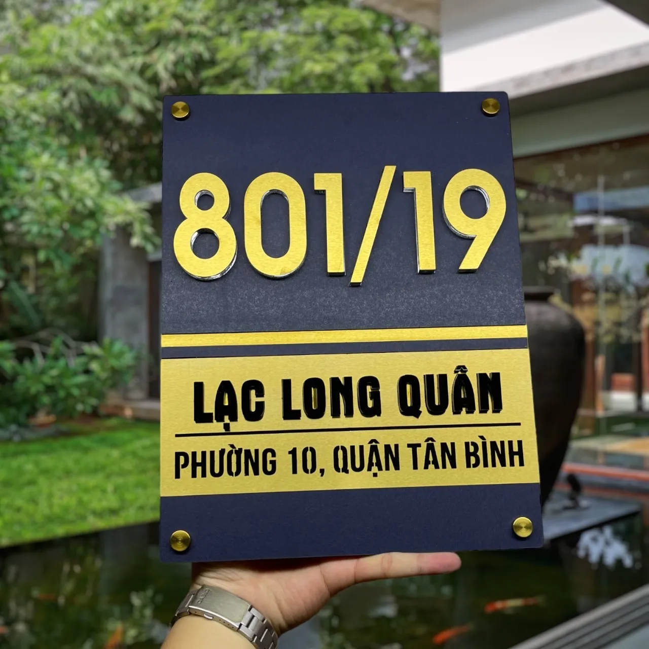 Bảng số nhà inox dọc nền đen navy chữ vàng gương nổi 3D dải địa chỉ đầy đủ cao cấp Bảng Hiệu Vàng