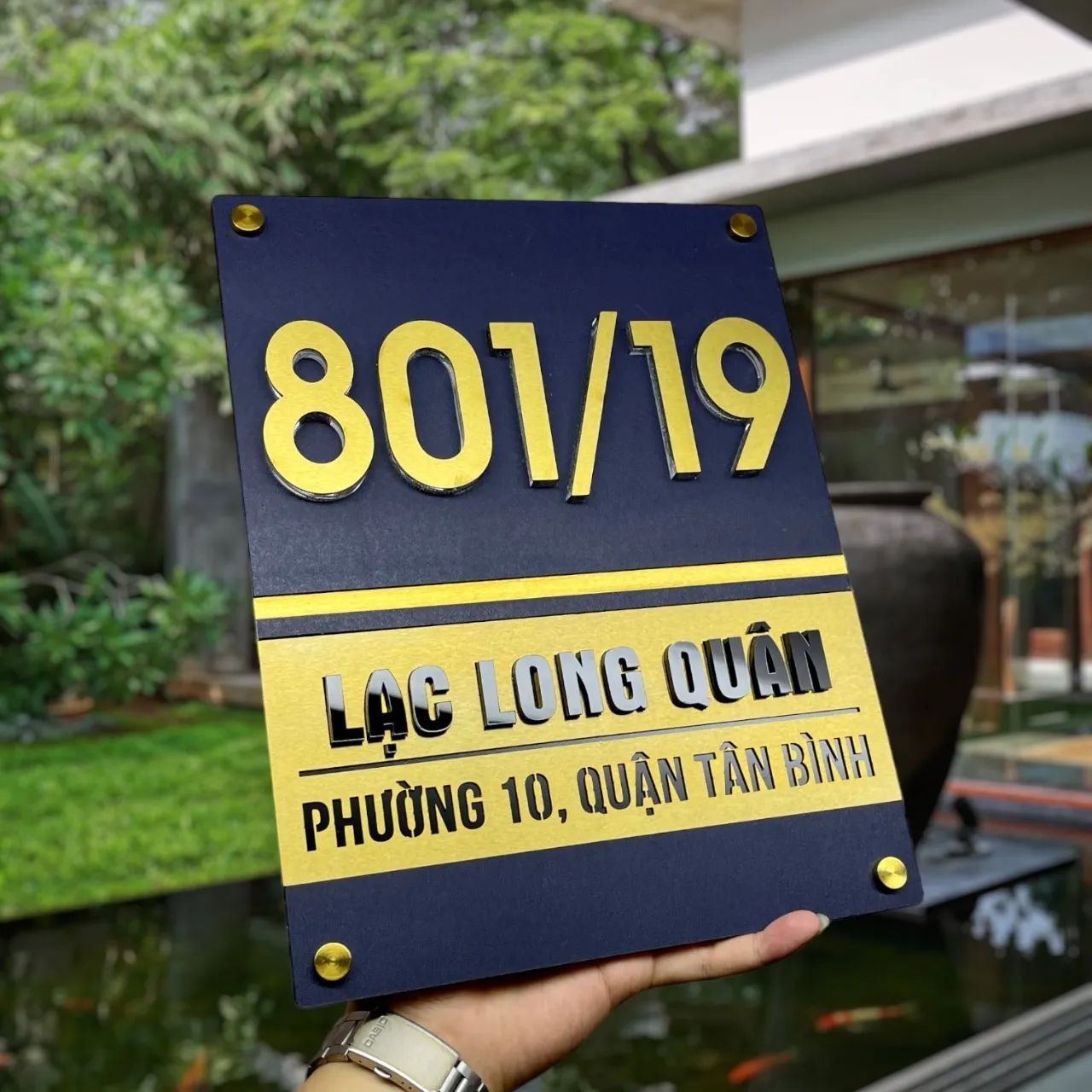 Bảng số nhà inox 3D dọc đen navy chữ vàng xước phối cảnh thực tế ngoài biệt thự
