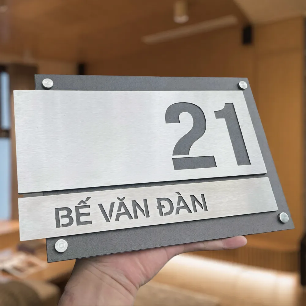 Mặt trước thẳng bảng số nhà inox bạc đen tối giản – rõ bố cục hai tầng Bảng số nhà inox hai tông bạc đen nhìn mặt trước thẳng – bố cục tối giản rõ ràng