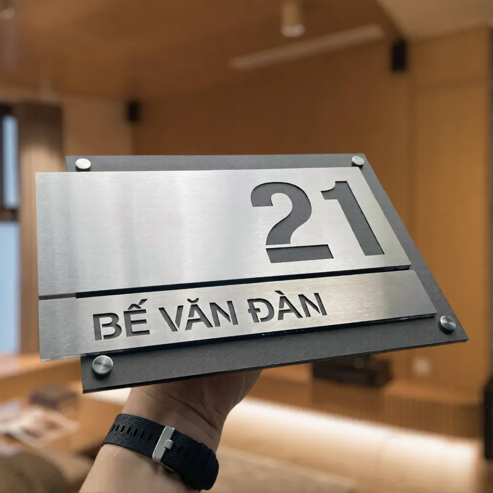 Bảng số nhà inox hai tông bạc đen cắt xuyên số nổi tối giản – Bảng Hiệu Vàng Bảng số nhà inox 3D hai tông bạc đen cắt xuyên số nổi phong cách tối giản cao cấp