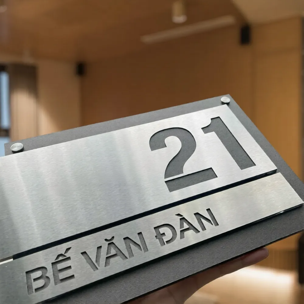 Cận cảnh kỹ thuật cắt xuyên số trên bảng số nhà inox bạc đen – Bảng Hiệu Vàng Chi tiết cắt xuyên CNC số nhà trên tấm inox bạc nổi trên nền đen – bảng số nhà Bảng Hiệu Vàng
