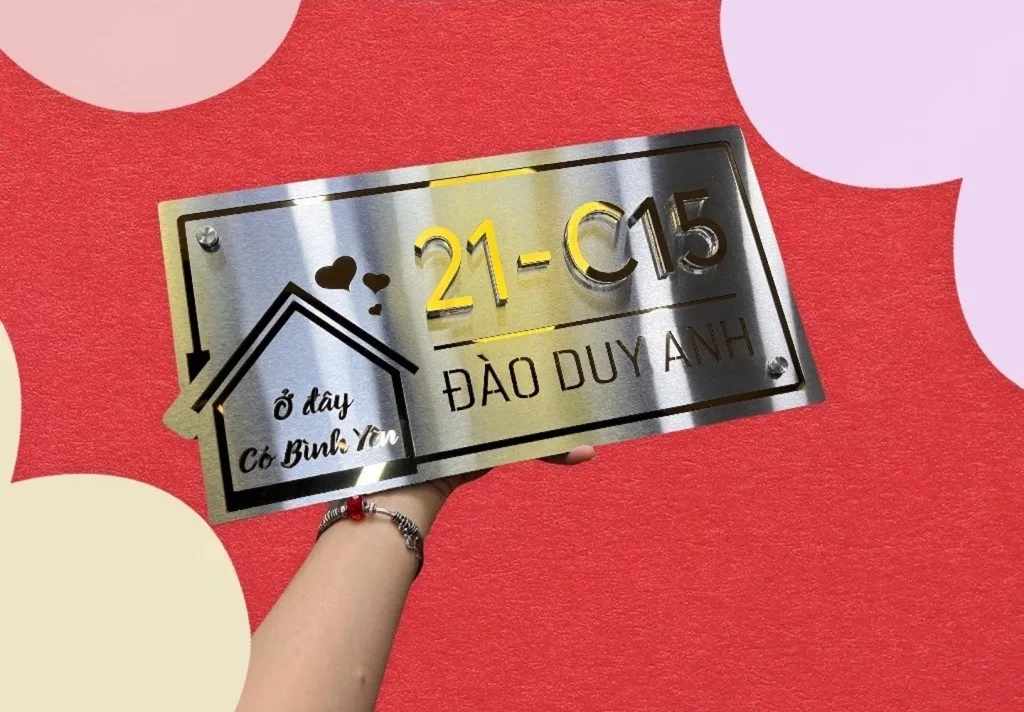 Bảng số nhà inox khắc ăn mòn chữ vàng bạc trên nền đỏ – rõ từng chi tiết họa tiết
