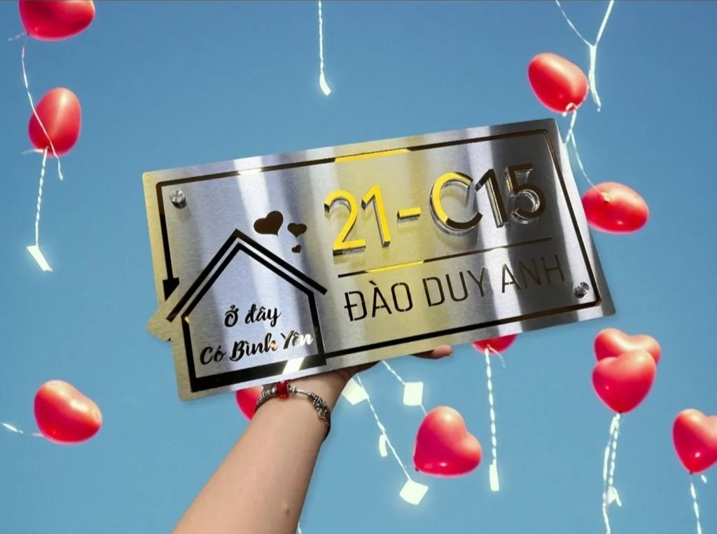 Bảng số nhà inox khắc ăn mòn chữ vàng slogan phối cảnh bong bóng trái tim lãng mạn Bảng Hiệu Vàng