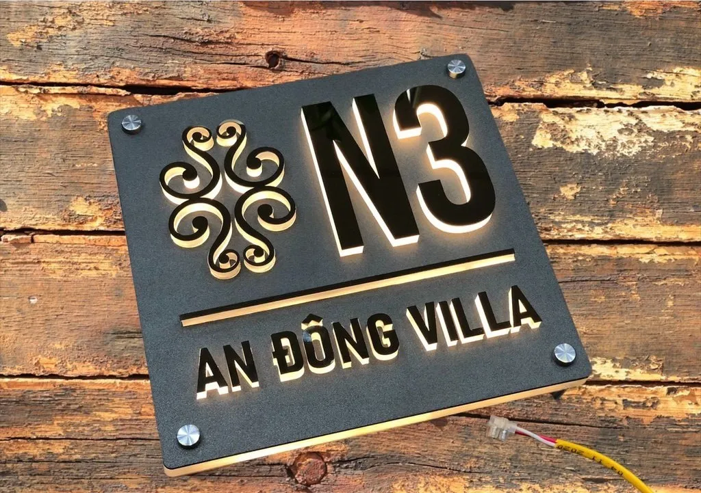 Cận cảnh họa tiết arabesque xoắn ốc inox đen bóng trên bảng số nhà LED halo