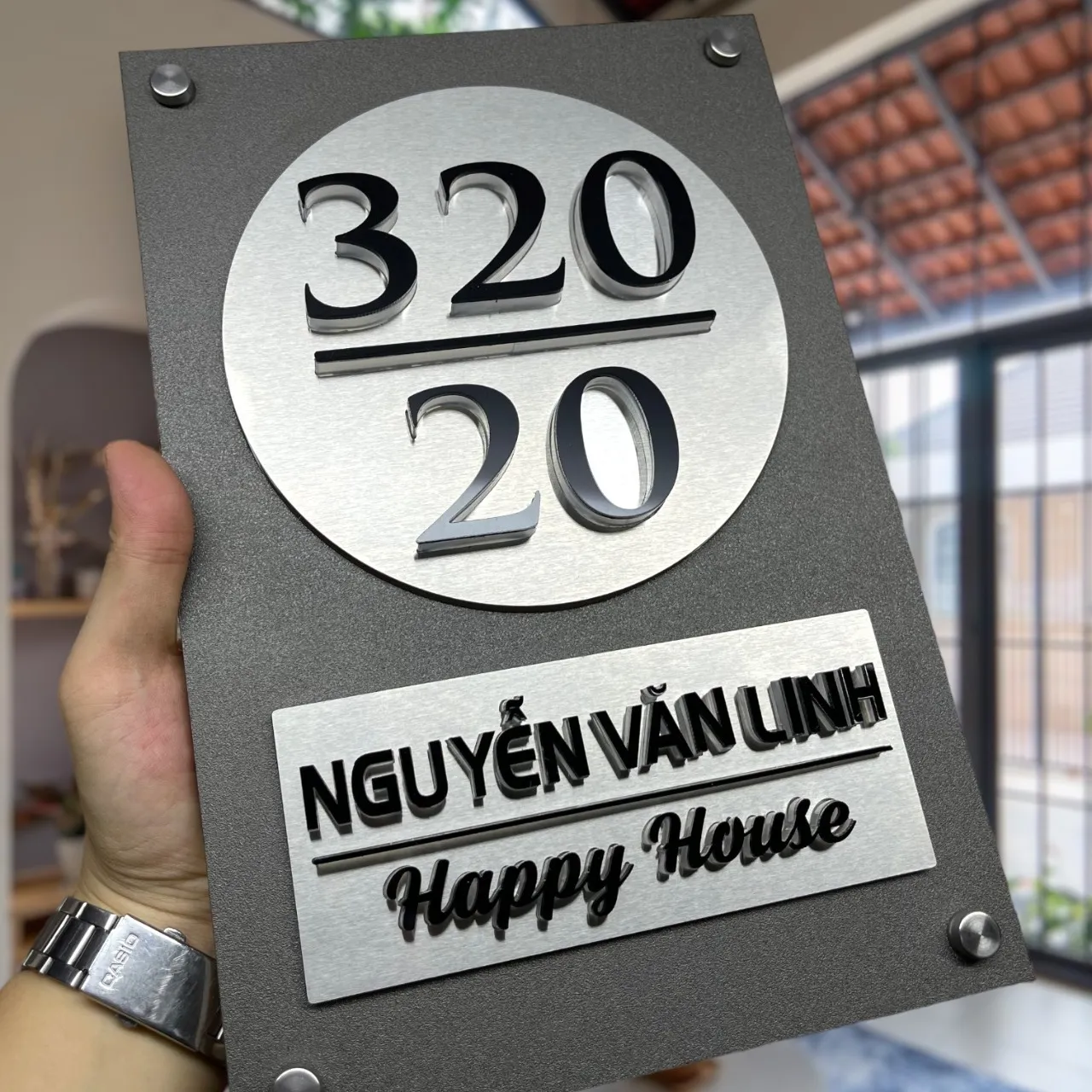 Bảng số nhà inox sơn tĩnh điện tấm tròn chữ nổi inox trên inox hairline ban ngày đèn tắt ngoài trời