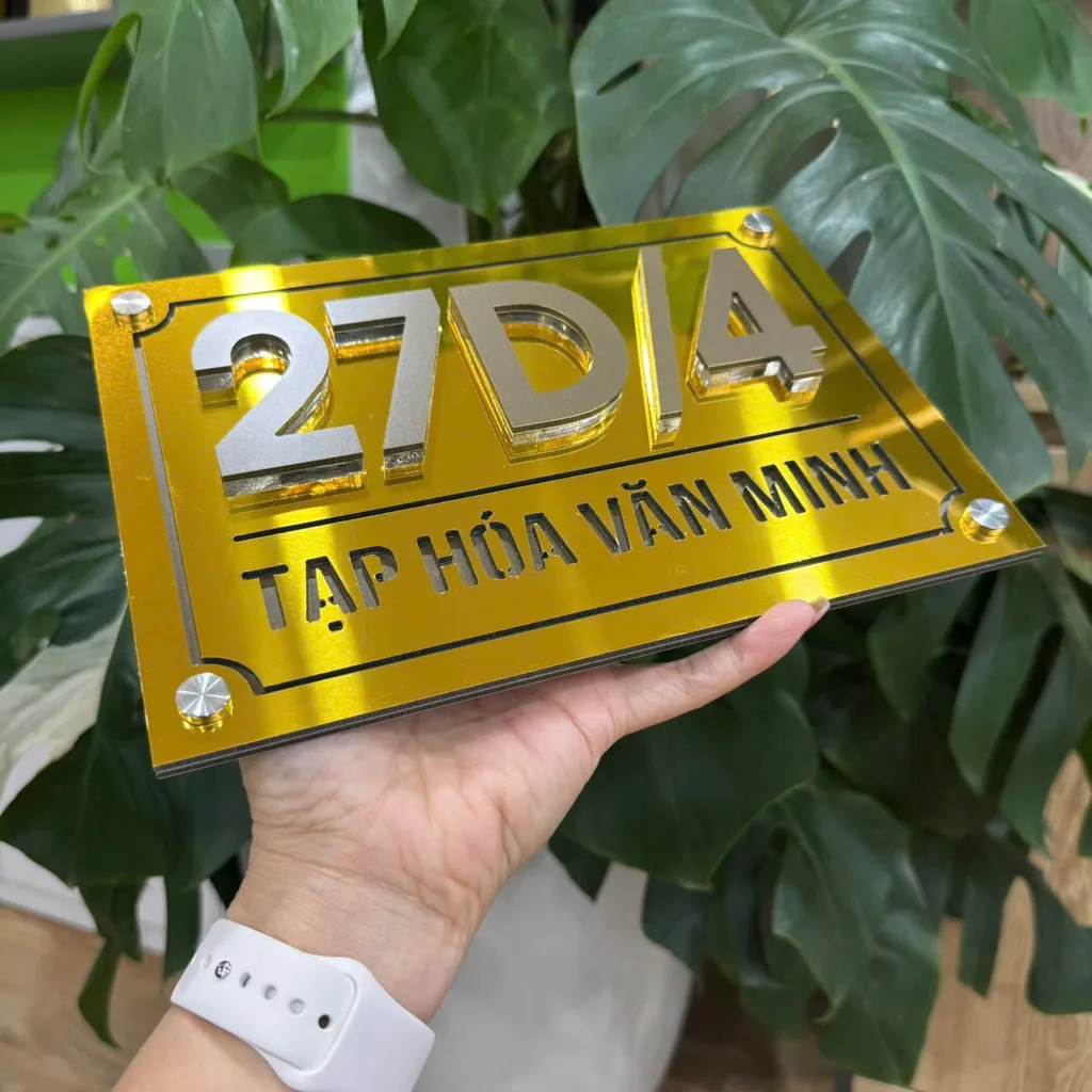 Bảng số nhà inox vàng – góc nghiêng trái thấy chữ nổi 3D Bảng số nhà inox vàng chữ nổi 3D nhìn từ góc nghiêng trái – thấy rõ độ dày chữ 10mm