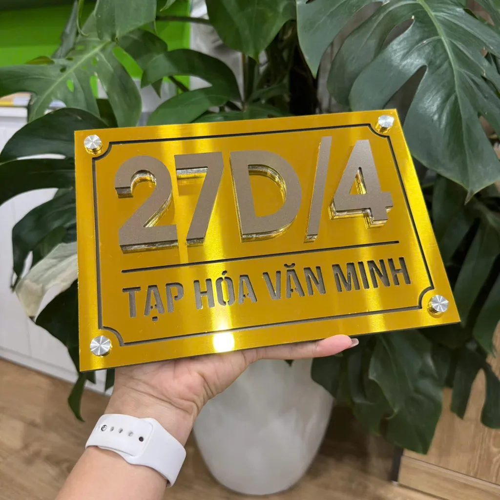 Bảng số nhà inox 304 vàng gương chữ nổi 3D – Bảng Hiệu Vàng Bảng số nhà inox vàng gương chữ nổi 3D trắng xước – mặt trước sản phẩm hoàn chỉnh