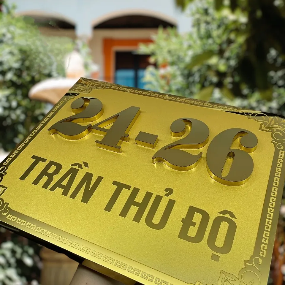 Bảng số nhà inox vàng chụp góc nghiêng thể hiện chữ nổi 3D cao 10mm và cạnh vát chéo sang trọng