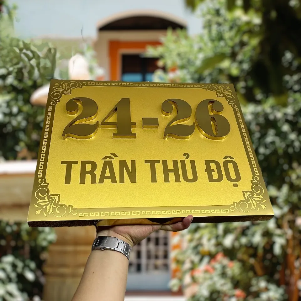 Bảng số nhà inox vàng gương chữ nổi 3D – mặt trước với họa tiết Á Đông chạm nổi tinh tế