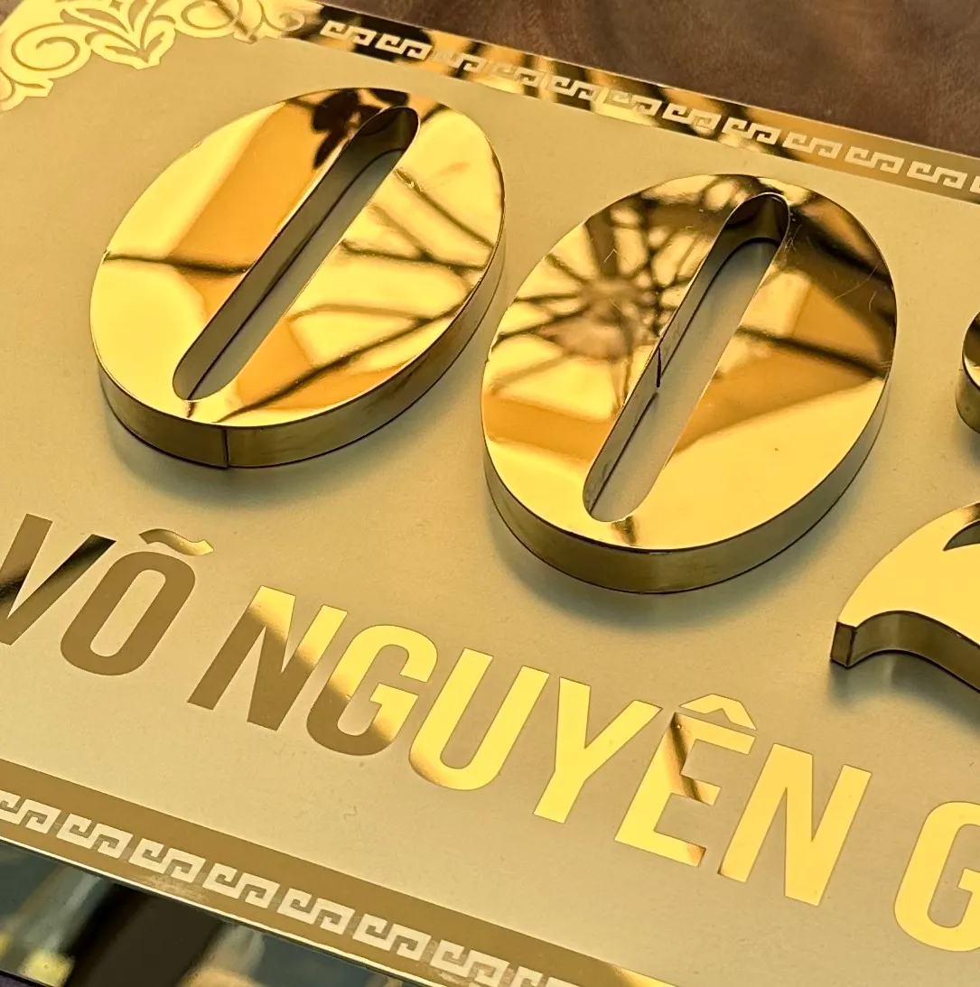 Cận cảnh chữ số nổi 3D inox vàng gương cao 10mm phản chiếu ánh sáng – bảng số nhà inox vàng cao cấp