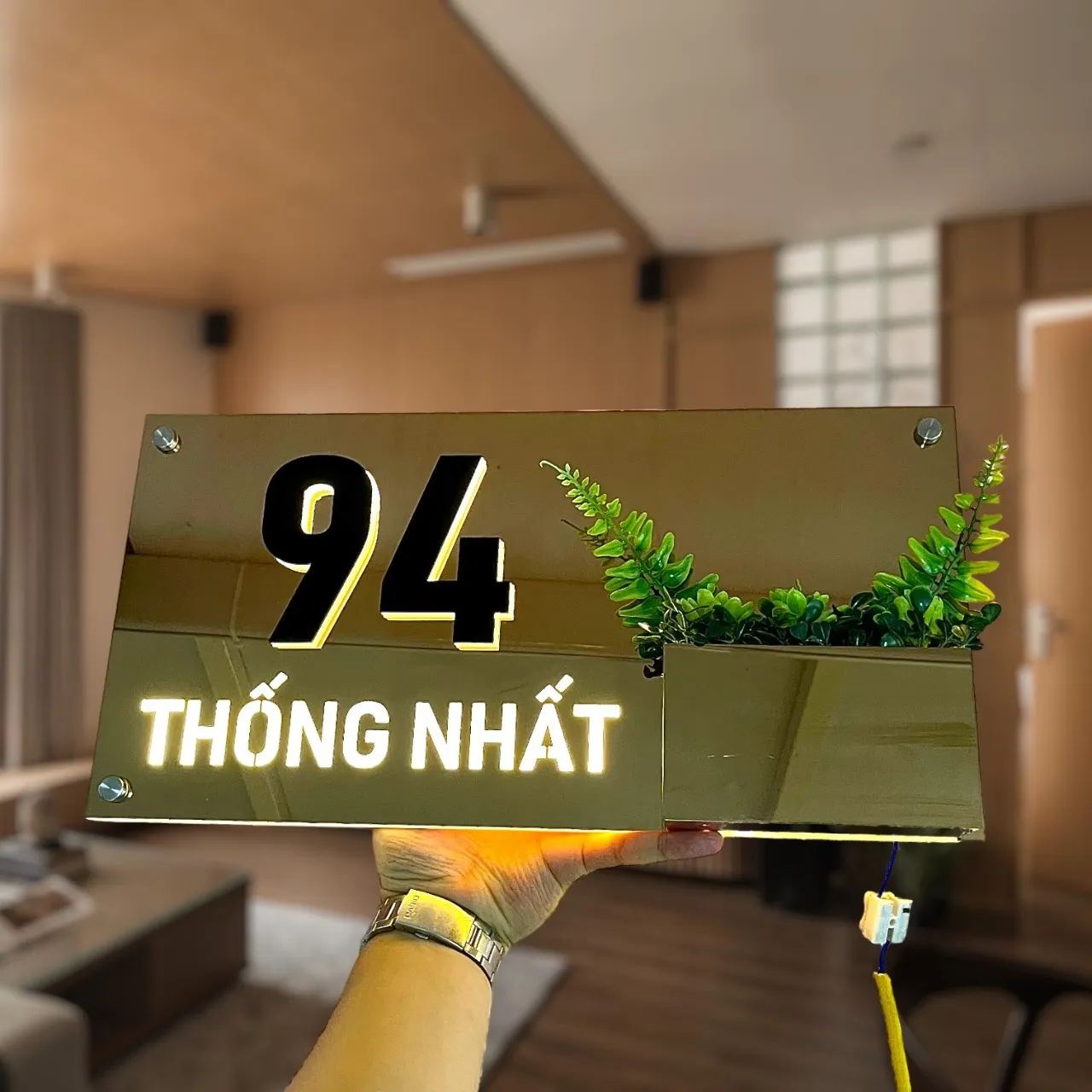 Bảng số nhà inox vàng gương tích hợp chậu cây inox chữ nổi LED halo vàng ấm cầm tay nghiêng