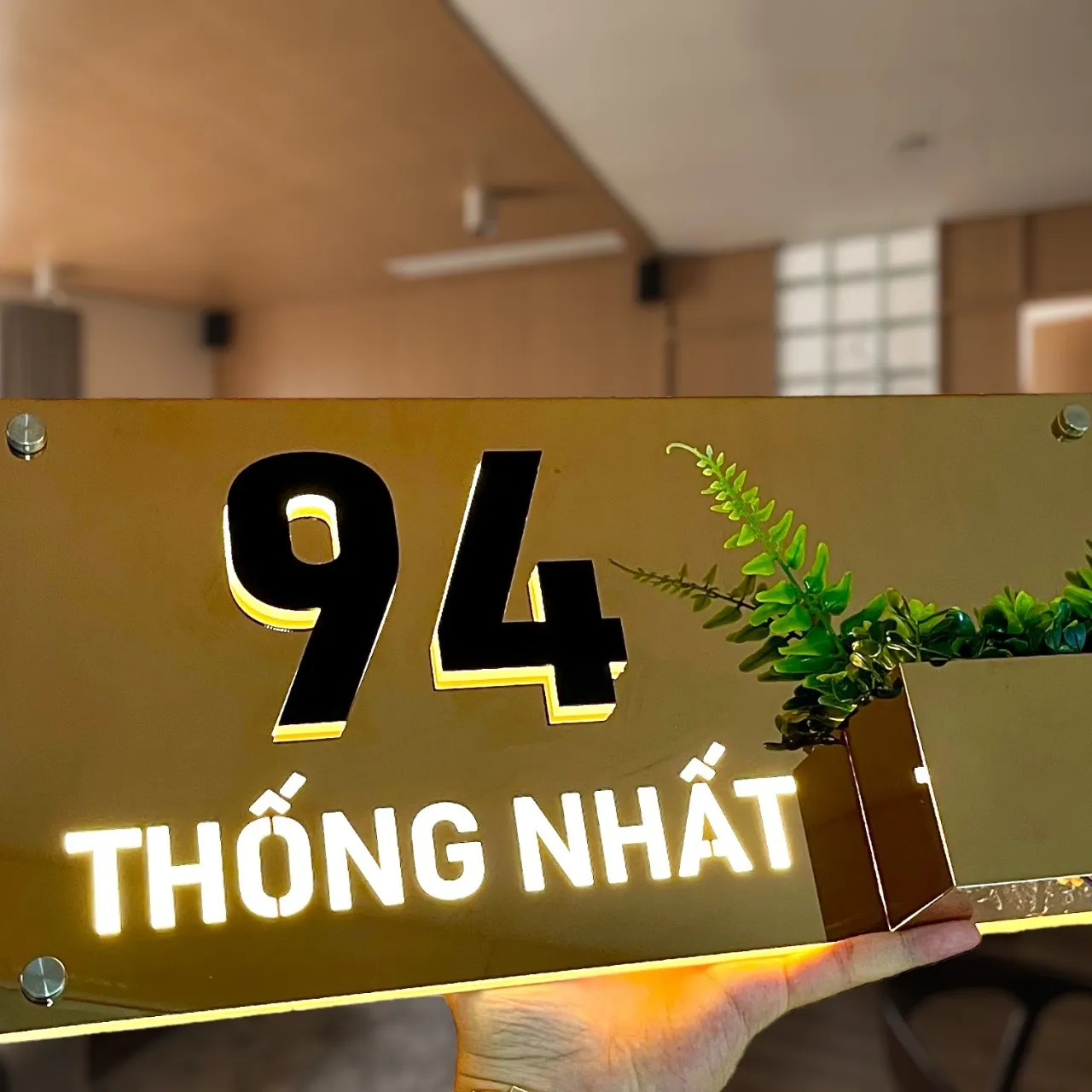 Cận cảnh chữ số inox đen bóng nổi trên bảng số nhà inox vàng gương LED halo vàng ấm