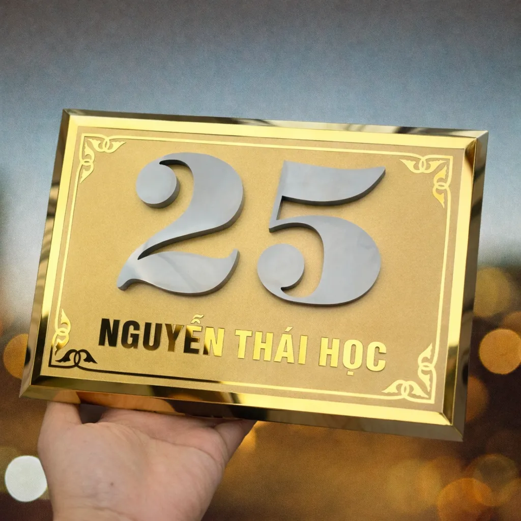 Bảng số nhà inox vàng cổ điển – hoa văn khắc ăn mòn kim loại và chữ nổi 3D trắng gương Bảng số nhà inox vàng hoa văn cổ điển – chi tiết hoa văn khắc ăn mòn 4 góc và chữ nổi inox trắng gương