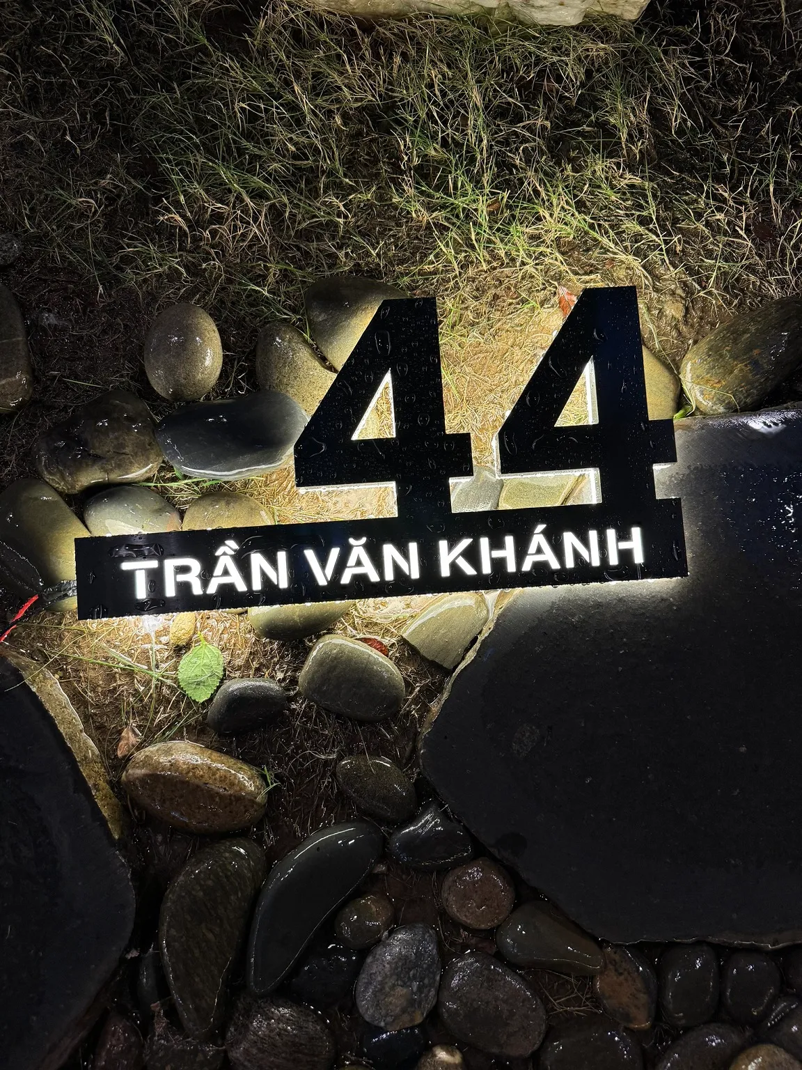 Bảng số nhà inox vàng PVD hairline cầm tay ban ngày đèn tắt thấy màu vàng và vân chải