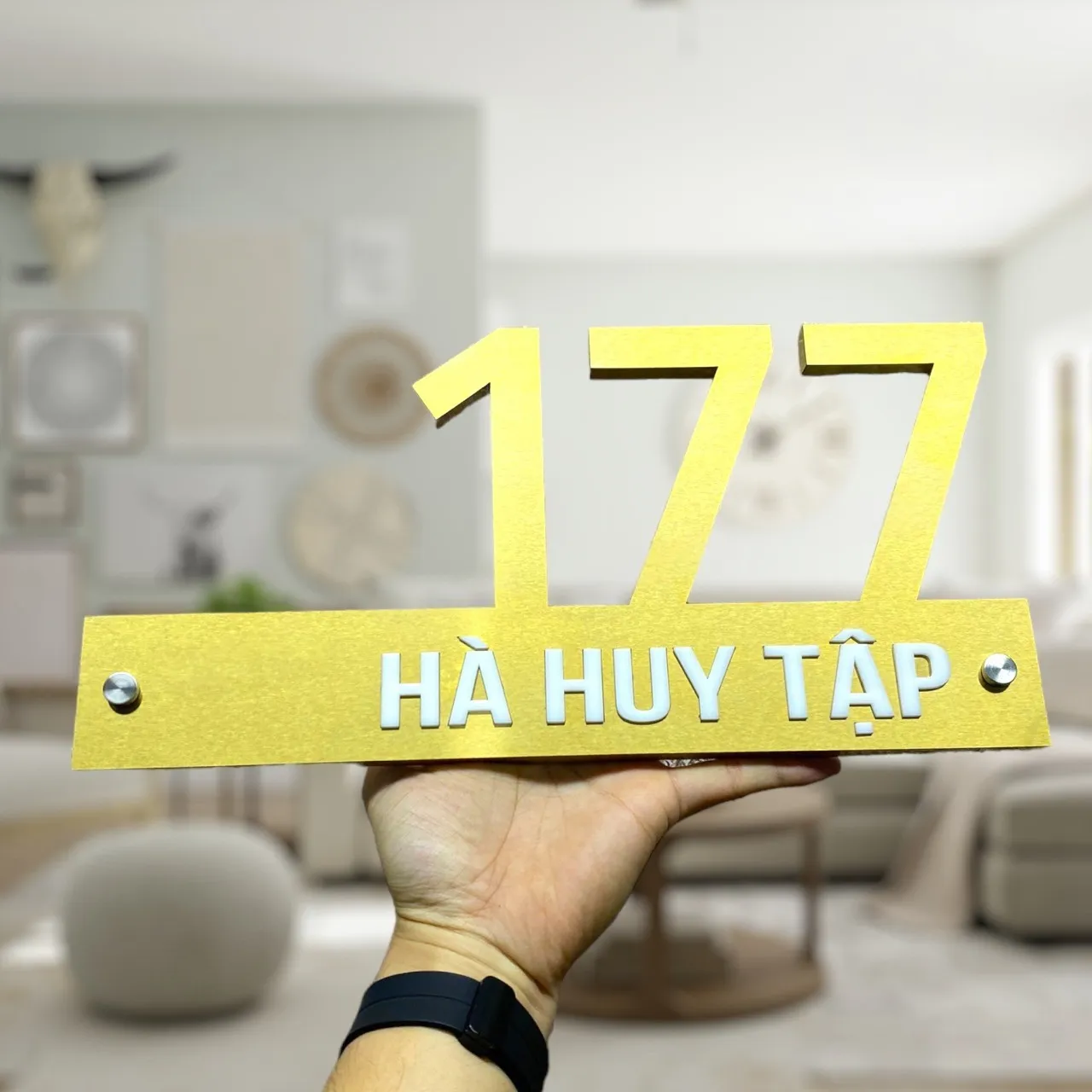 Bảng số nhà inox vàng PVD hairline 15mm góc nghiêng thấy độ dày và ánh LED halo cạnh