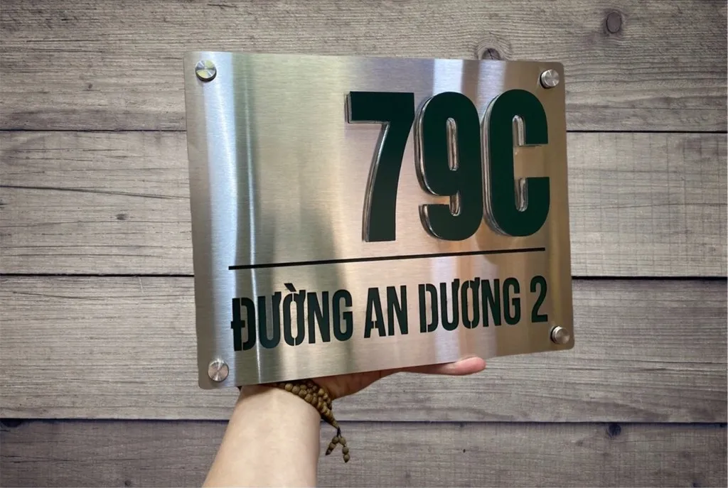 Bảng số nhà inox xước bạc chữ nổi 3D sơn tĩnh điện màu xanh lá tùy chọn – phong cách hiện đại cá tính