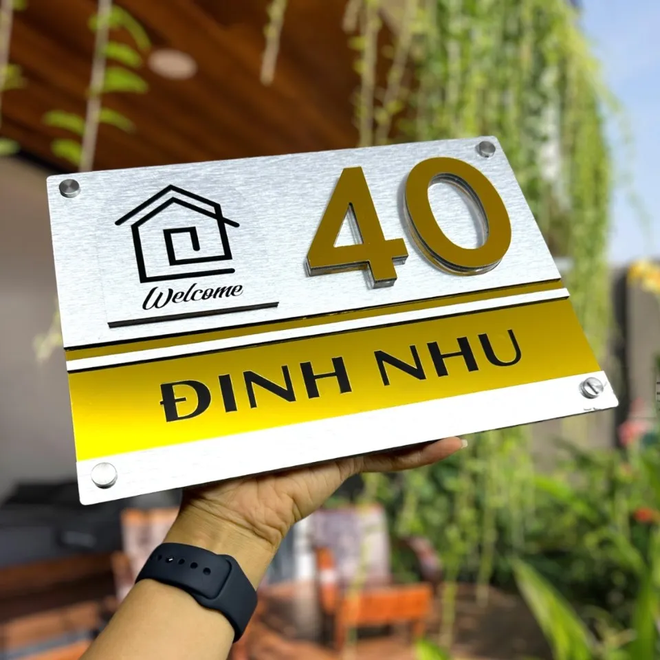 Bảng số nhà inox xước bạc phối vàng gương, chữ nổi 3D kết hợp ăn mòn, họa tiết ngôi nhà và chữ Welcome