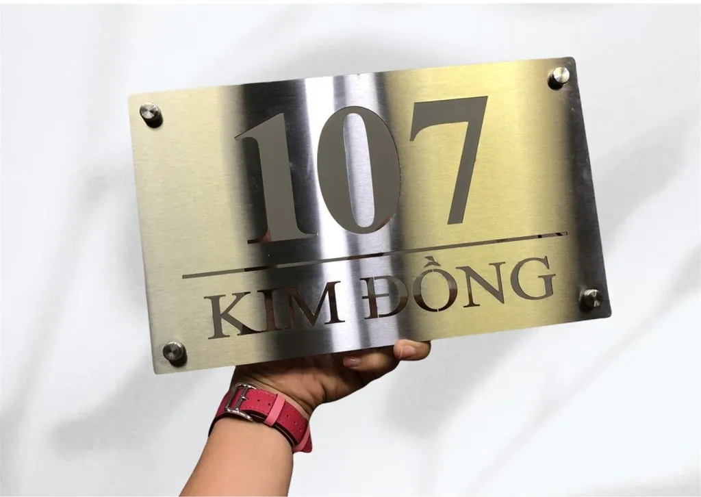 Bảng số nhà inox xước bạc khắc chìm – bố cục mặt trước cân đối, font serif sang trọng Bảng số nhà inox 304 xước bạc khắc chìm nhìn thẳng – bố cục số lớn phía trên, tên đường phía dưới, font chữ serif cao cấp
