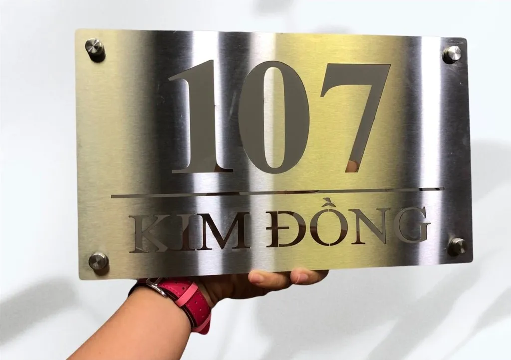 Bảng số nhà inox xước bạc khắc chìm ăn mòn hoá học – mặt trước, font chữ serif thanh lịch Bảng số nhà inox xước bạc khắc chìm ăn mòn hoá học chữ xám mờ – sang trọng tối giản như biển hiệu khách sạn cao cấp