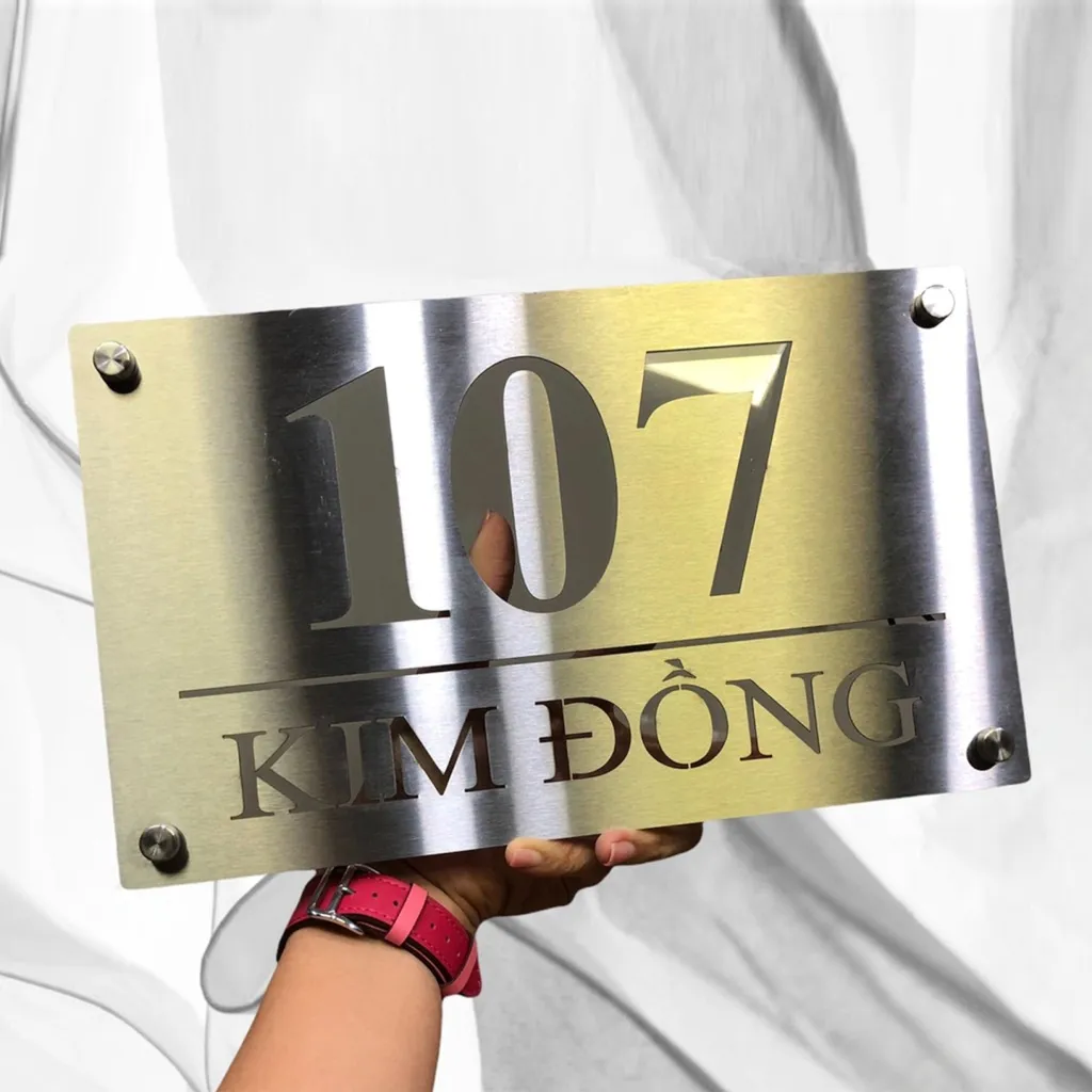 Bảng số nhà inox xước bạc – vân kim loại mịn đều, chữ khắc chìm xám mờ tương phản tinh tế Bảng số nhà inox 304 xước bạc thuần khiết – vân kim loại xước mịn đều dưới ánh sáng tự nhiên, chữ khắc ăn mòn hoá học sắc nét
