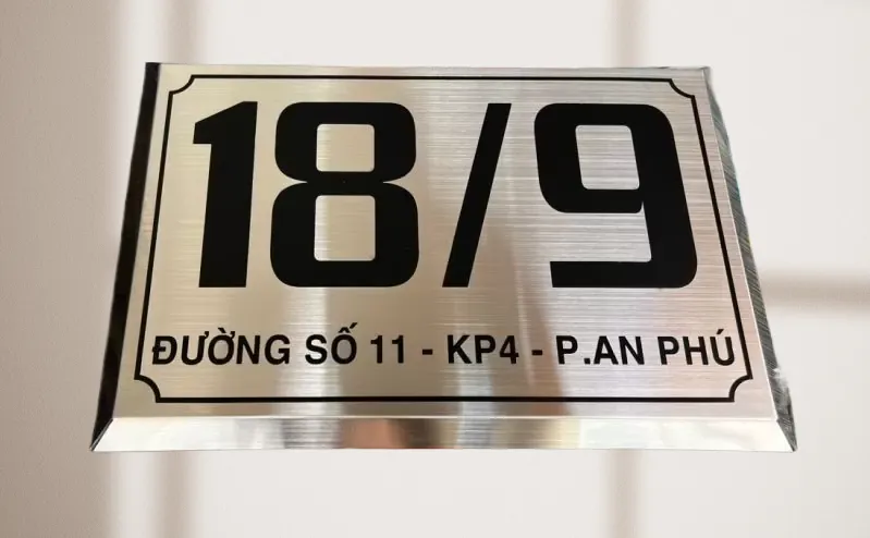 Bảng số nhà inox xước bạc khắc chìm – ảnh thực tế, màu sắc và chất liệu chân thực Bảng số nhà inox xước bạc cạnh vát khắc chìm chụp thực tế – màu bạc xước nền và viền vát đúng như sản phẩm thực